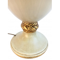 Duża lampa ceramiczna ze złoconym ornamentem.